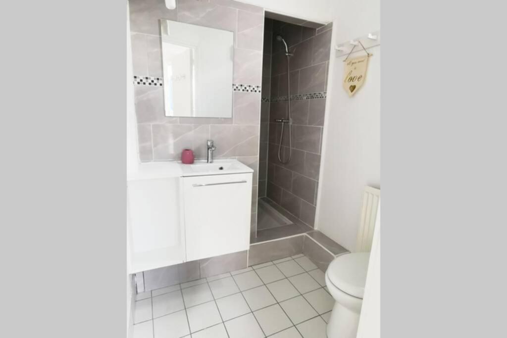 Appartement #4 Joli A 2 Pas Du Metro Et Paris 20 Bagnolet